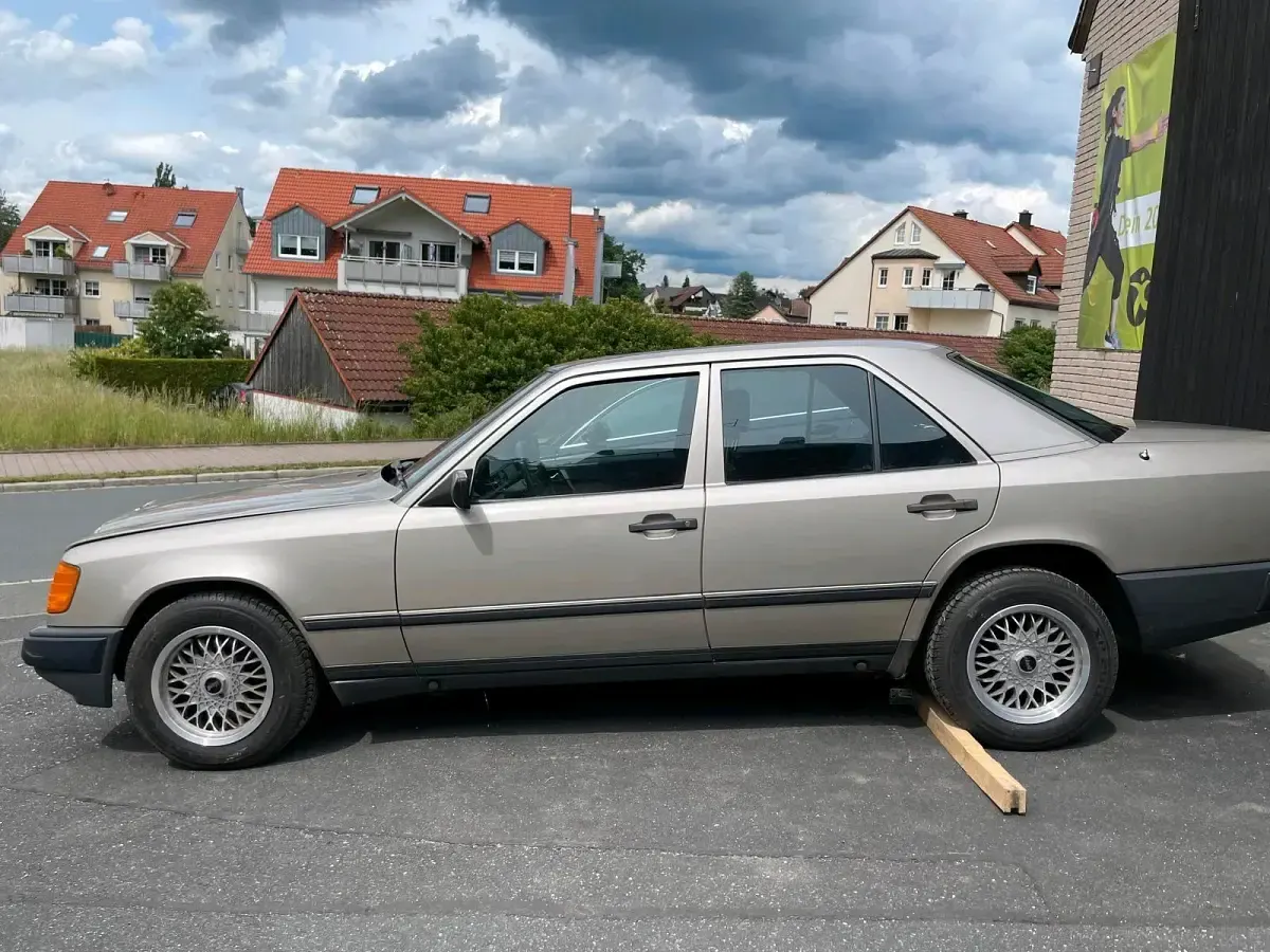 Gebraucht Mercedes E230 132 PS (97 kW) 1985 Kleinwagen
