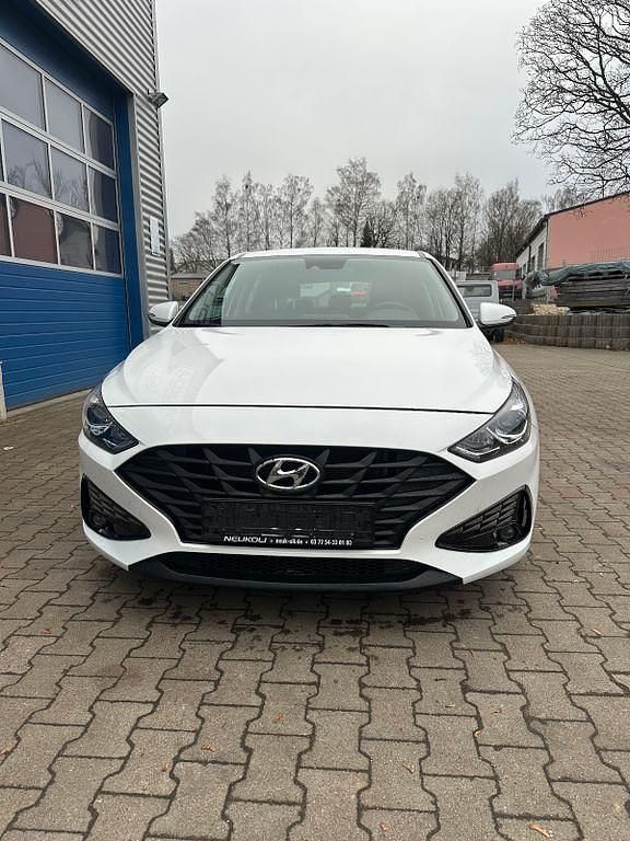 Gebraucht Hyundai i30 Select 120 PS (88 kW) 2020 Weiß Limousine