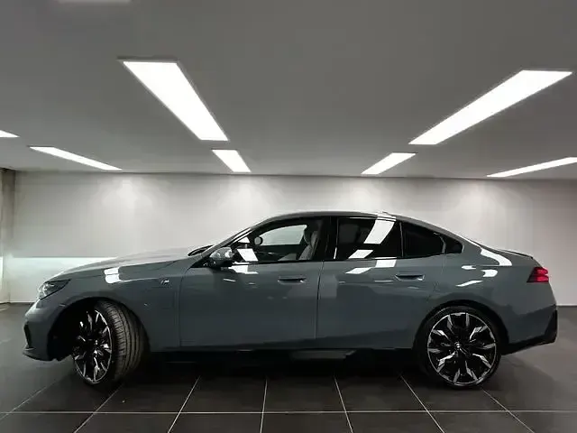 Gebraucht BMW 550e M Sport 489 PS (359 kW) 2025 Cape york grün Limousine