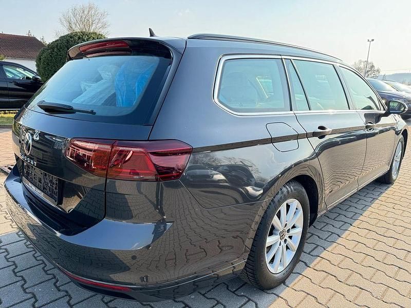 Gebraucht VW Passat 150 PS (110 kW) 2023 Grau Kombi