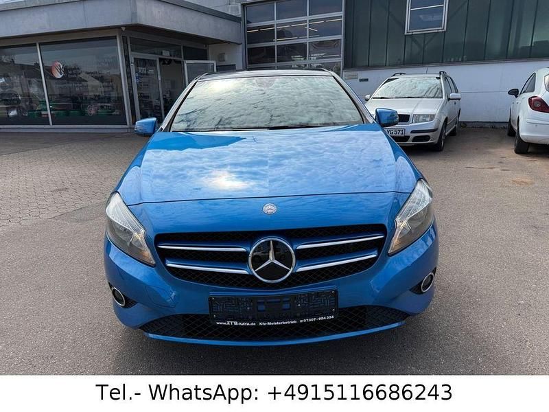 Gebraucht Mercedes A180 122 PS (89 kW) 2012 Blau Limousine