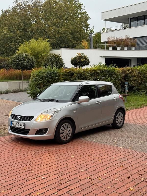 Grau Gebraucht 2012 Suzuki Swift Kleinwagen | 5.300 € (Fairer Preis) - Bild 1/4