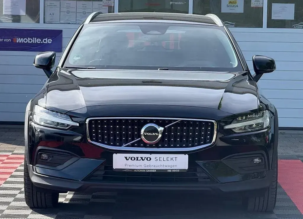 Używany Volvo V60 CC Plus 197 KM (144 kW) 2023 Czarny Kombi
