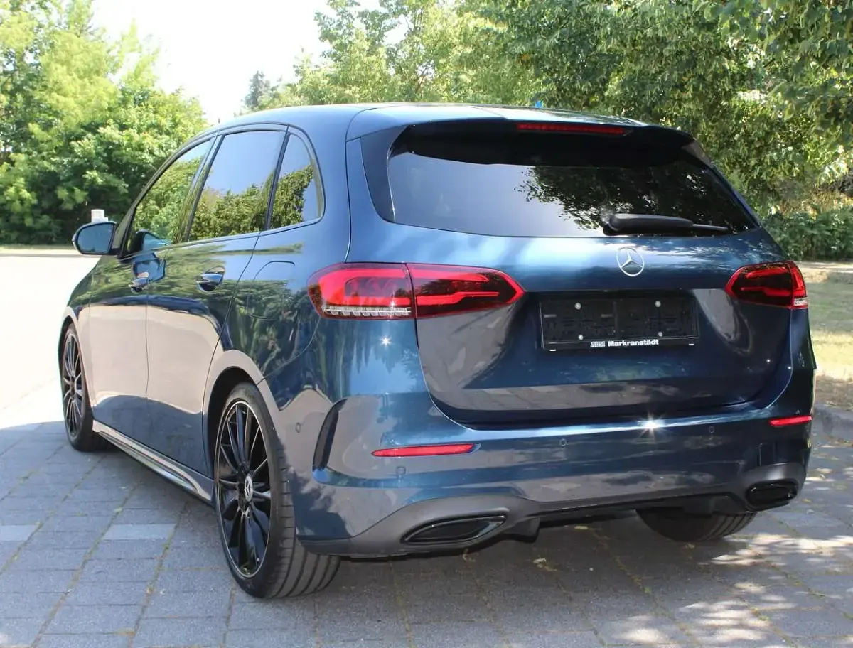 Gebraucht Mercedes B200 163 PS (119 kW) 2021 Denimblau  metalliclack Kleinwagen