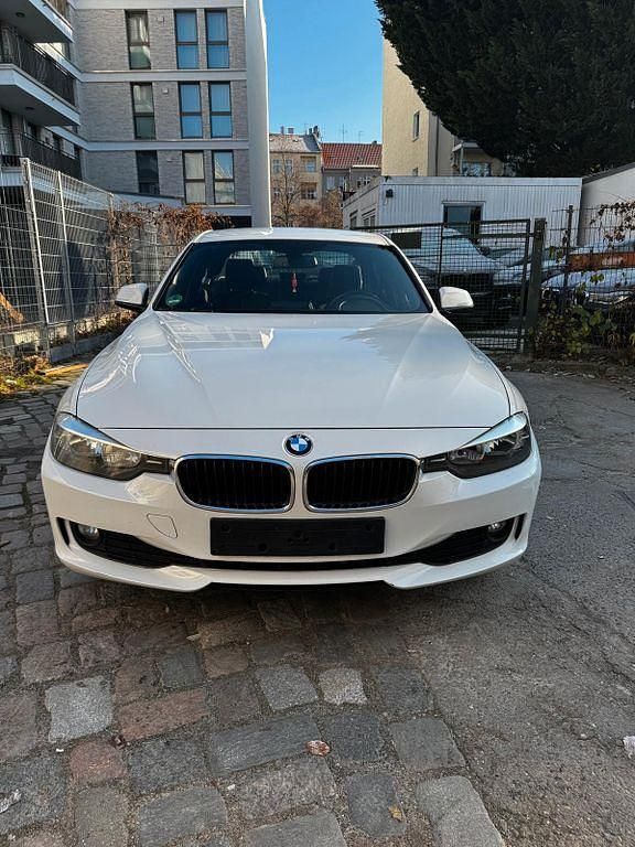 Weiß Gebraucht 2012 BMW 320 Sport Line Limousine | 8.500 € (Guter Preis) - Bild 1/4