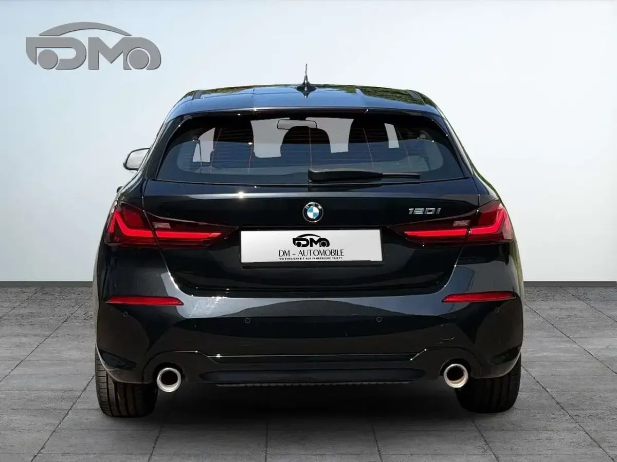 Gebraucht BMW 120 Advantage 178 PS (130 kW) 2023 Black sapphire metallic Limousine