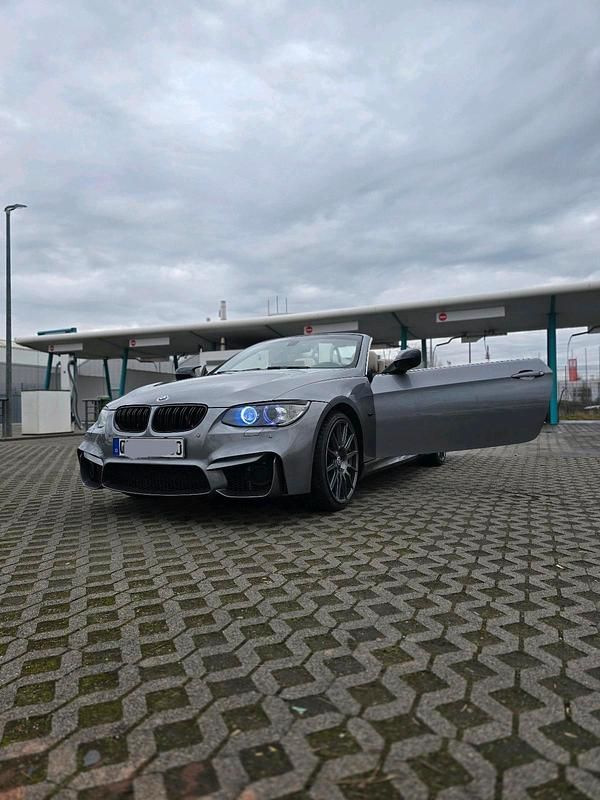 Grau Gebraucht 2025 BMW 330 M Sport Cabrio | 13.999 € - Bild 1/4