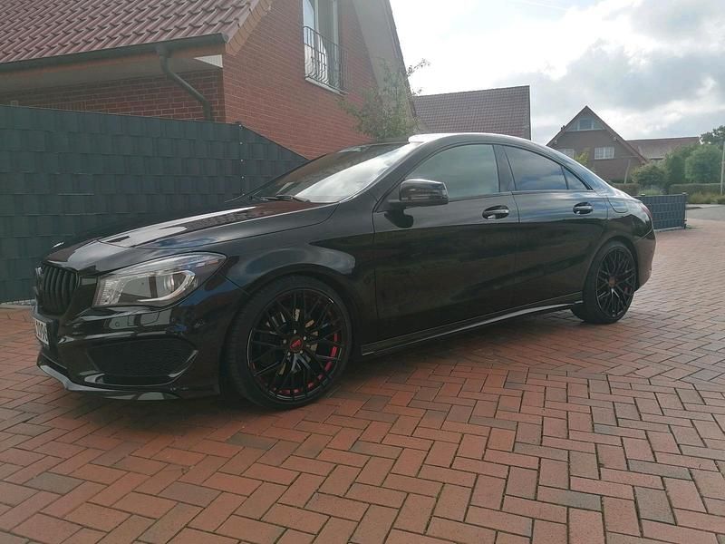 Schwarz Gebraucht 2015 Mercedes CLA220 Limousine | 13.999 € (Fairer Preis) - Bild 1/4