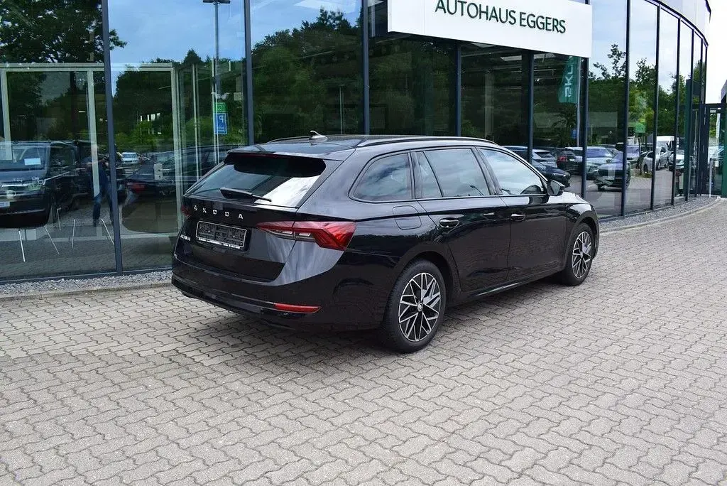 Gebraucht Skoda Octavia Clever 150 PS (110 kW) 2023 Blackmagic perleffekt Kombi