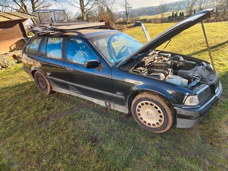 Schwarz Gebraucht 1997 BMW 318 Kombi | 300 € (Superpreis) - Bild 1/4