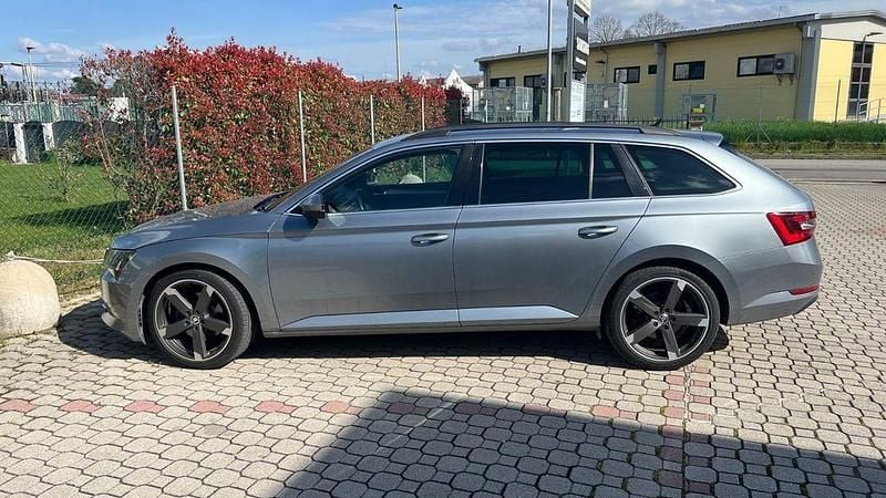 Grau Gebraucht 2016 Skoda Superb Ambition Kombi | 9.999 € (Fairer Preis) - Bild 1/4