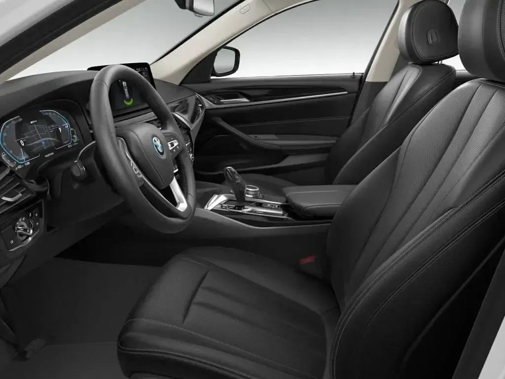 Gebraucht BMW 530e Sport Line 292 PS (214 kW) 2022 Weiß Kombi