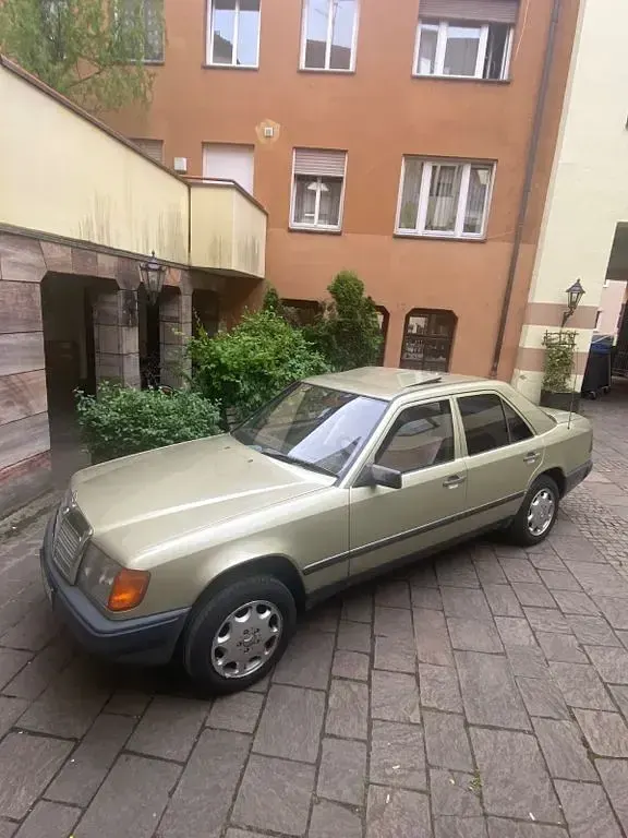 Brugt Mercedes E230 136 HK (100 kW) 1985 Grøn Sedan