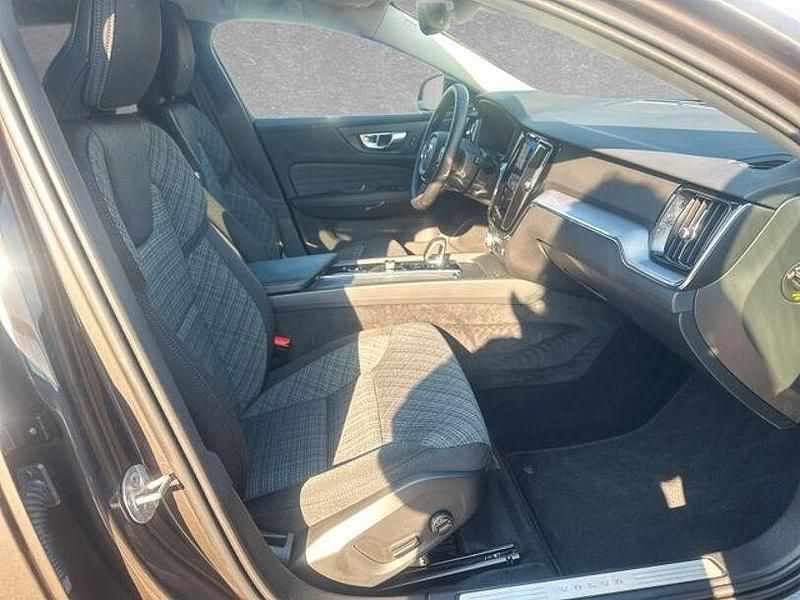 Gebraucht Volvo V60 Core 197 PS (144 kW) 2025 Platinum grey Kombi