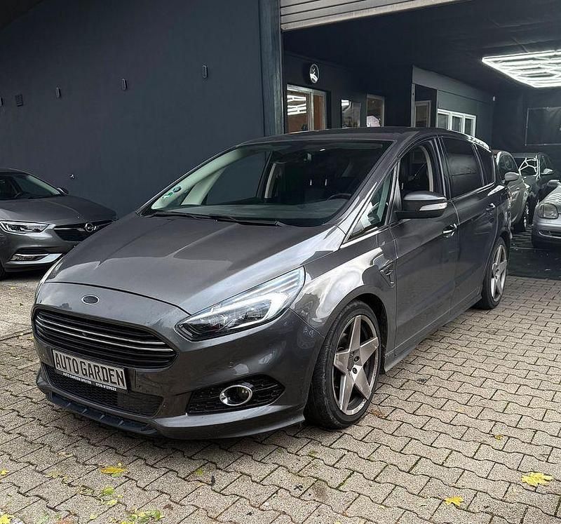 Grau Gebraucht 2016 Ford S-MAX Titanium Van / Kleinbus | 16.400 € (Fairer Preis) - Bild 1/4