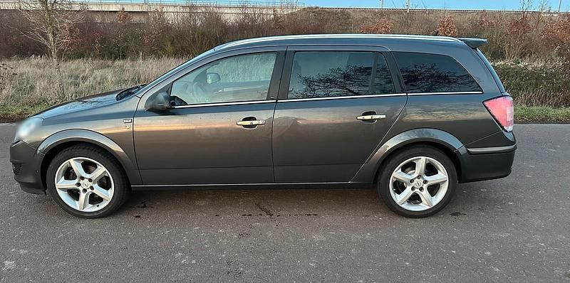 Gebraucht Opel Astra 116 PS (85 kW) 2010 Grau Kombi