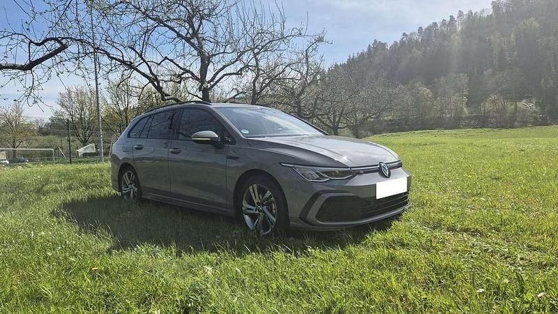 Second-hand VW Golf VIII R-line 150 CP (110 kW) 2023 Gri Break