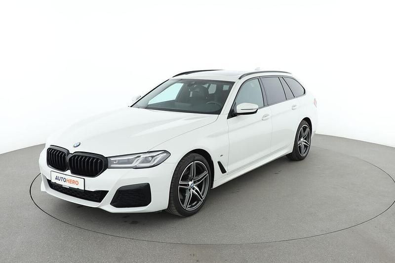 Weiß Gebraucht 2020 BMW 520 M Sport Kombi | 32.560 € (Teuer) - Bild 1/3