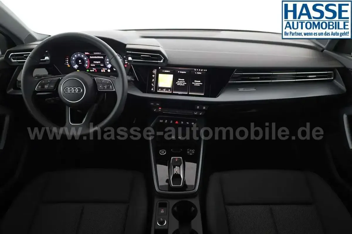 Neu Audi A3 Ambiente 150 PS (110 kW) 2025 Distrikt grün metallic Limousine