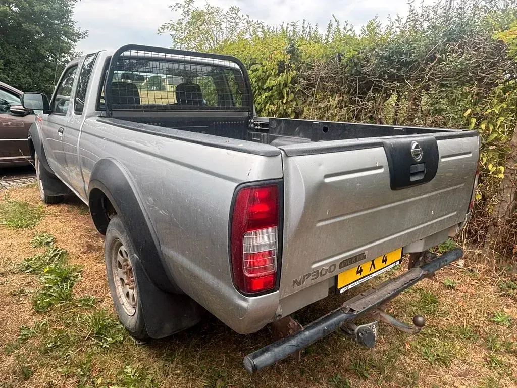 Gebraucht Nissan Navara 133 PS (97 kW) 2010 Silber Pickup