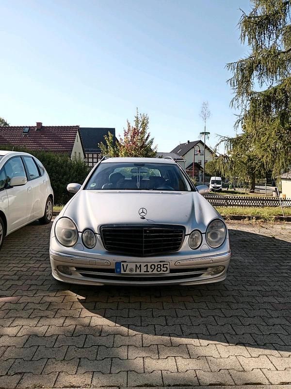 Silber Gebraucht 2003 Mercedes E270 Limousine | 2.799 € (Fairer Preis) - Bild 1/4