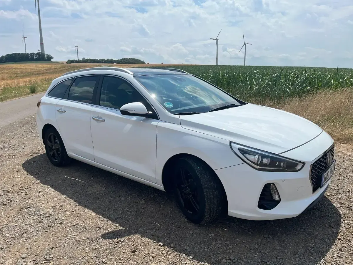 Gebraucht Hyundai i30 Premium 140 PS (102 kW) 2017 Weiß Kombi