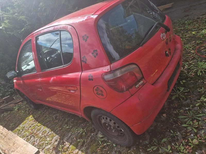 Rot Gebraucht 2001 Toyota Yaris Kleinwagen | 1.200 € (Fairer Preis) - Bild 1/4