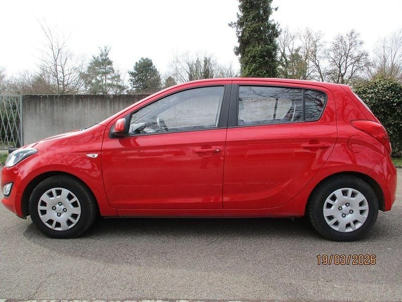 Gebraucht Hyundai i20 Edition 75 PS (55 kW) 2012 Rot Kleinwagen