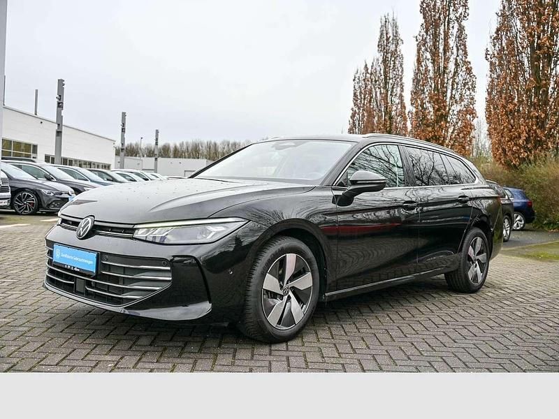 Grenadillschwarz metallic Gebraucht 2024 VW Passat Comfortline Kombi | 33.990 € (Guter Preis) - Bild 1/4