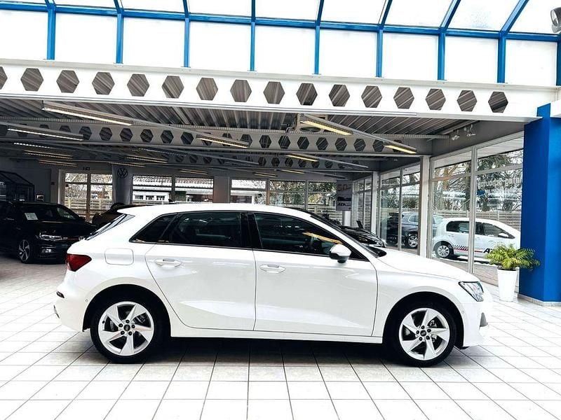 Second-hand Audi A3 Advanced 116 CP (85 kW) 2024 Alb Berlinǎ