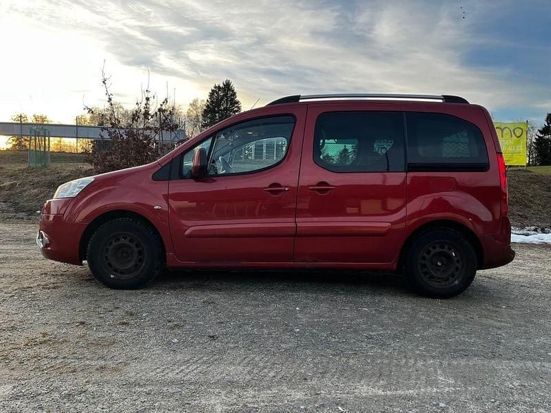 Gebraucht Peugeot Partner Tepee Family 109 PS (80 kW) 2010 Rot Van / Kleinbus