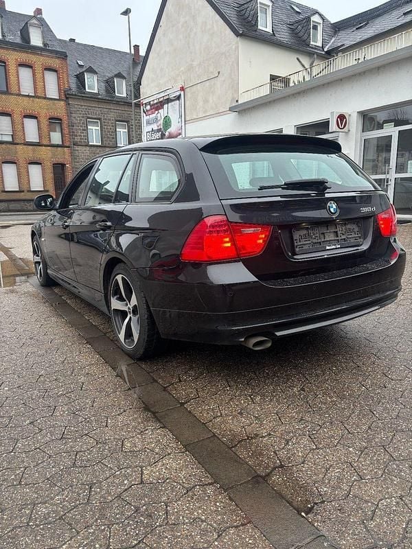 Gebraucht BMW 318 136 PS (100 kW) 2012 Schwarz Kombi