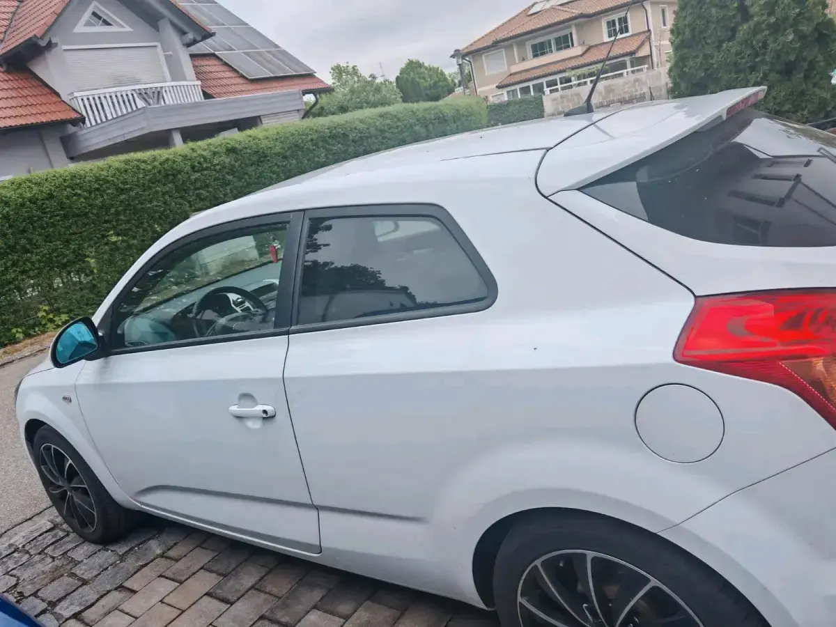 Używany Kia Ceed 126 KM (92 kW) 2009 Biały Hatchback