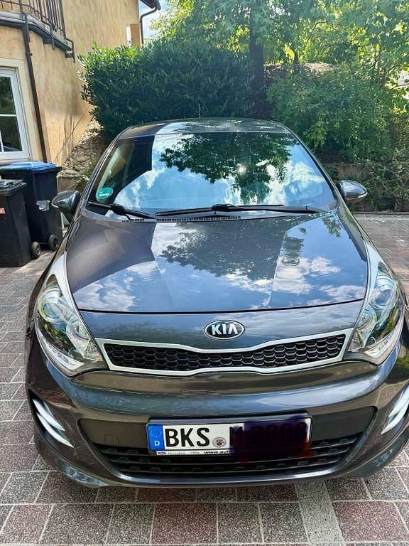 Grau Gebraucht 2016 Kia Rio Limousine | 7.700 € (Fairer Preis) - Bild 1/4
