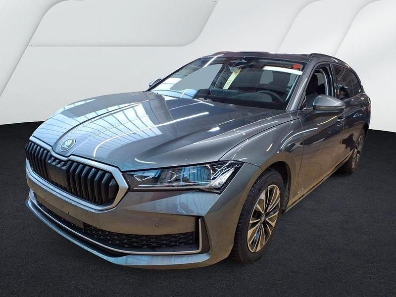 Graphitegrau metallic Gebraucht 2025 Skoda Superb Selection Kombi | 34.990 € (Superpreis) - Bild 1/4