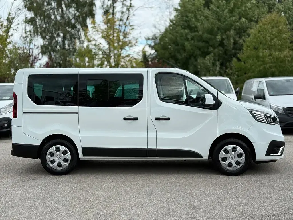 Używany Renault Trafic Life 110 KM (80 kW) 2022 Biały Minivan