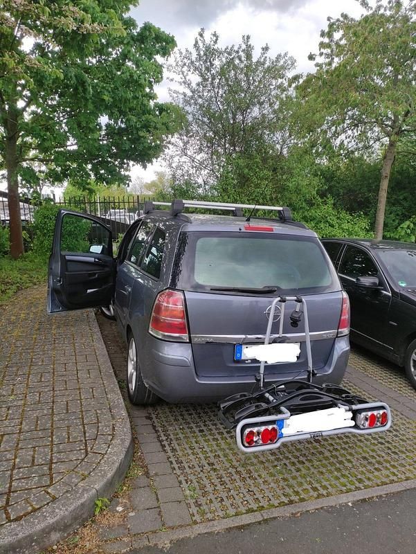Grau Gebraucht 2006 Opel Zafira Van / Kleinbus | 3.700 € (Teuer) - Bild 1/3