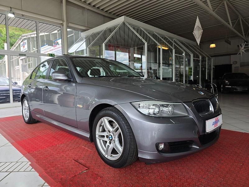 Grau Gebraucht 2011 BMW 318 Sport Line Limousine | 9.900 € (Teuer) - Bild 1/4