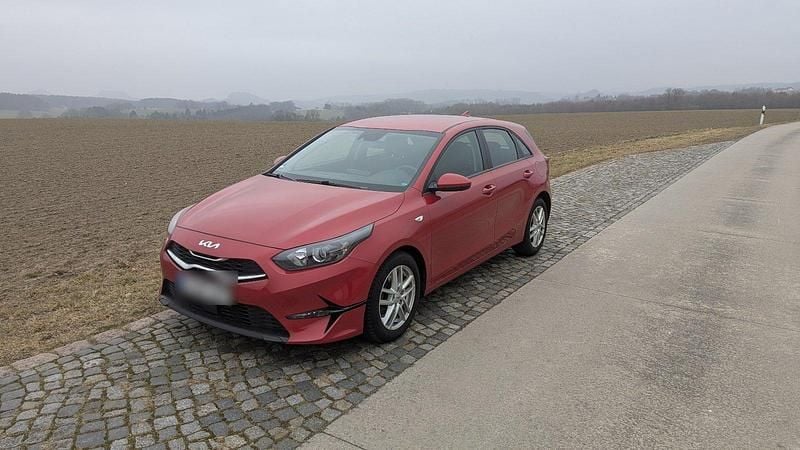 Rot Gebraucht 2023 Kia Ceed Edition 7 Kleinwagen | 14.900 € (Superpreis) - Bild 1/4