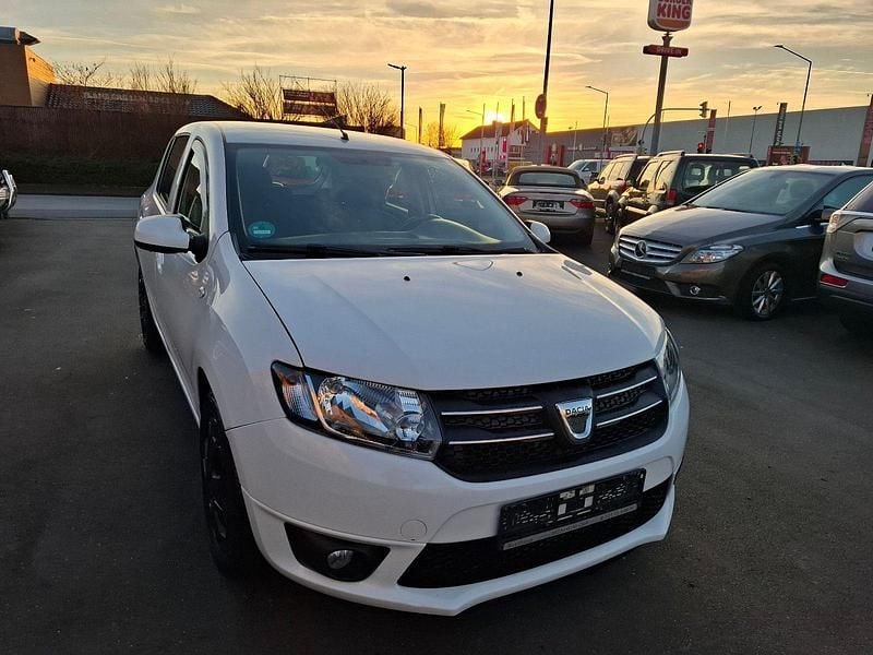 Weiß Gebraucht 2016 Dacia Sandero Lauréate Kleinwagen | 5.590 € (Superpreis) - Bild 1/4