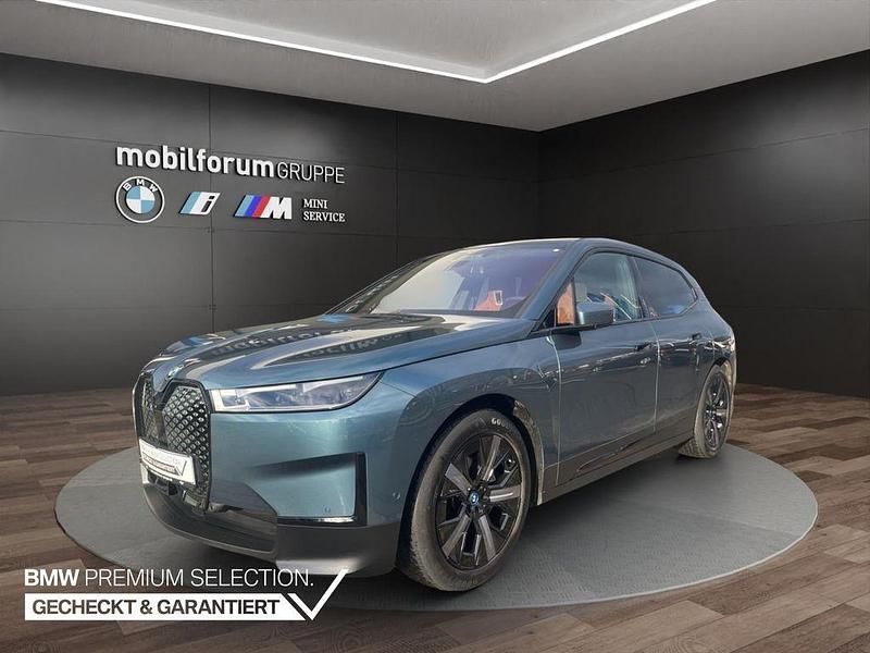 Blau Gebraucht 2022 BMW iX SUV | 42.408 € (Guter Preis) - Bild 1/4