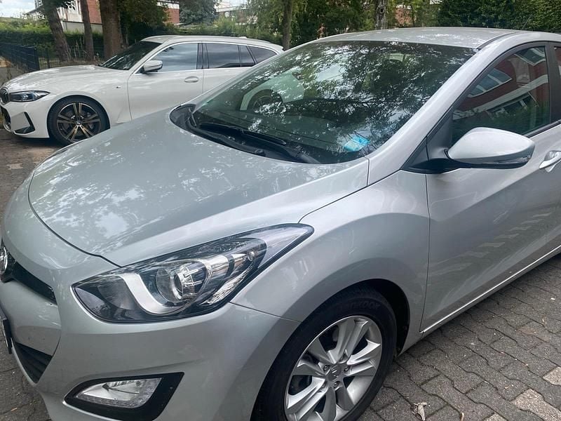 Silber Gebraucht 2012 Hyundai i30 Limousine | 8.150 € - Bild 1/4
