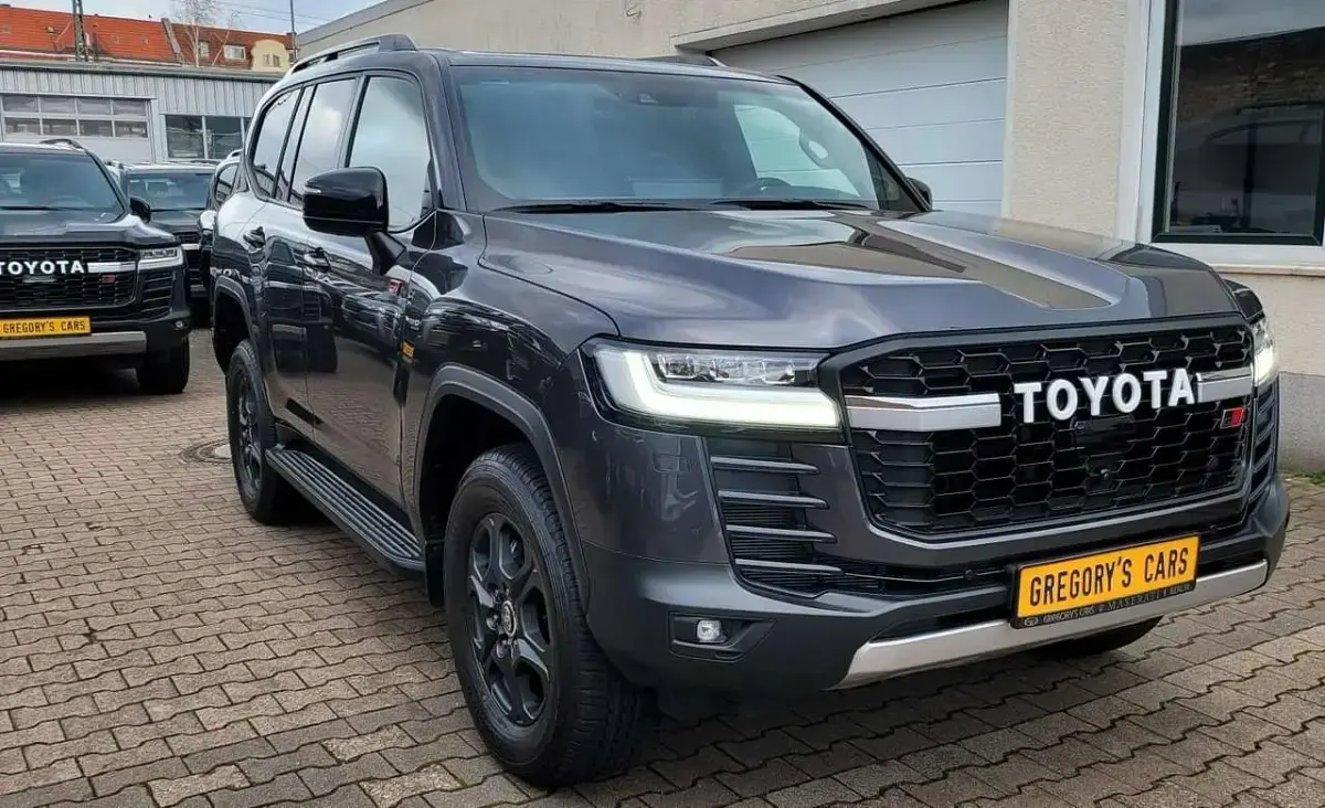 Neu Toyota Land Cruiser 415 PS (305 kW) 2026 Dark gray SUV