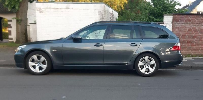 Grau metallic Gebraucht 2007 BMW 525 Sport Line Kombi | 9.989 € - Bild 1/4