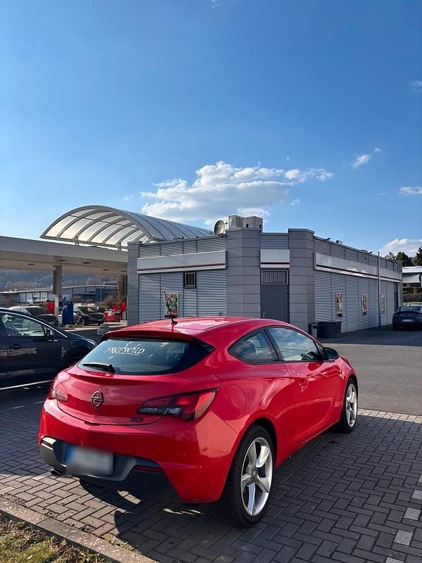 Gebraucht Opel Astra GTC 140 PS (102 kW) 2013 Rot Limousine