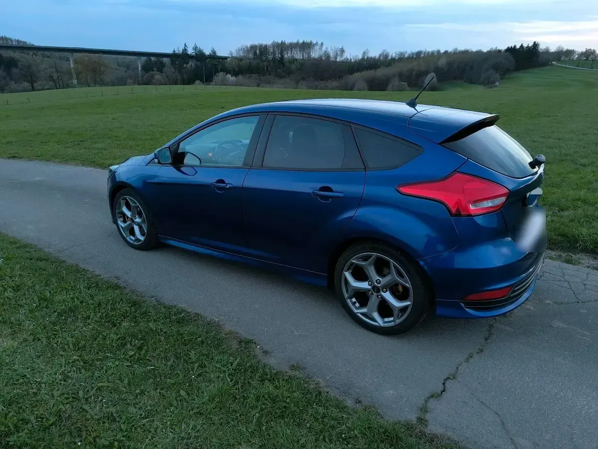 Gebraucht Ford Focus ST 250 PS (183 kW) 2018 Blau Limousine