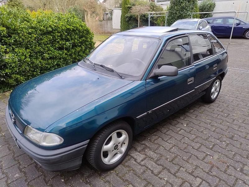 Second-hand Opel Astra 71 CP (52 kW) 1995 Berlinǎ