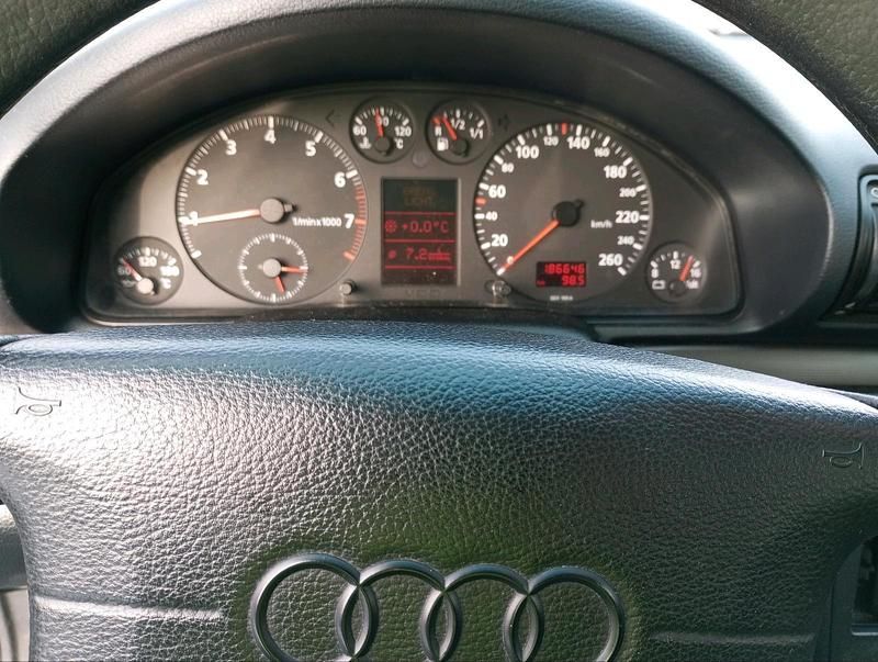 Używany Audi A4 106 KM (77 kW) 1996 Niebieski Sedan/Limuzyna