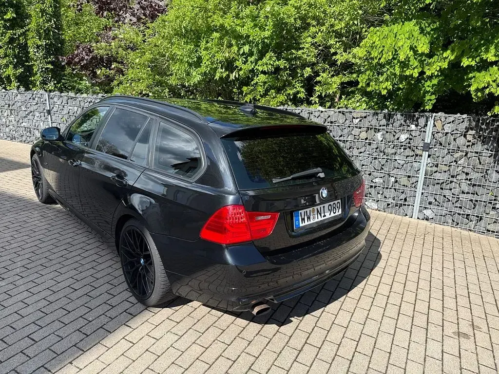 Gebraucht BMW 318 143 PS (105 kW) 2011 Schwarz Kombi