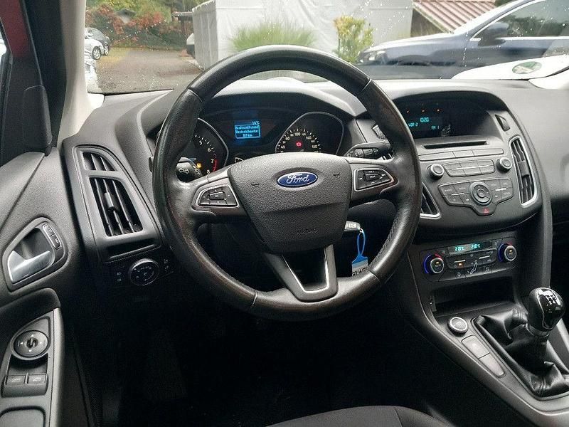 Gebraucht Ford Focus Trend 101 PS (74 kW) 2016 Rot Limousine